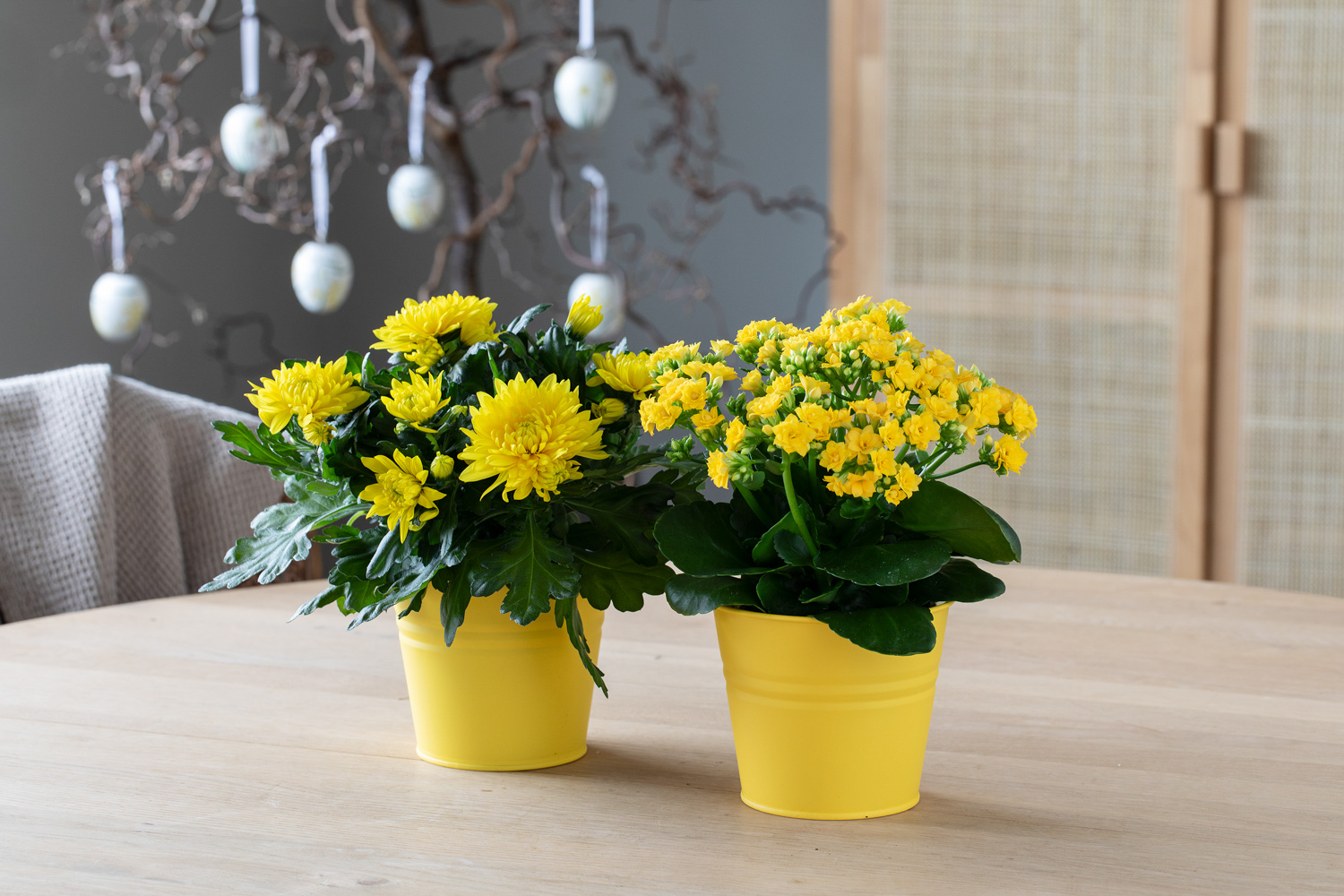 Interi&oslash;r- og blomsterbilde med klikkbare elementer